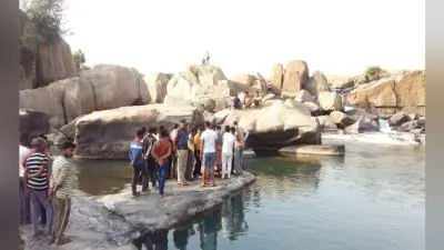 गुमला : पिकनिक मनाने गया युवक नागफेनी अंबाघाघ में डूबा, तीन घंटे बाद शव को निकाला गया