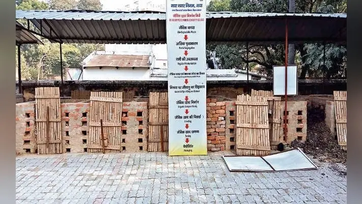 मशीन के इंतजार में खाद की पैकिंग, मशीन खरीदने के आदेश के बाद भी प्रक्रिया अब तक अधूरी
