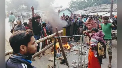 शौच जाने वाली युवतियों-महिलाओं के साथ छेड़खानी के विरोध में मारपीट-पथराव, सड़क जाम