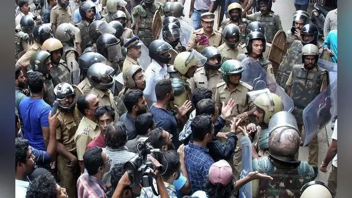 सबरीमाला विवाद : भाजपा सांसद घर पर बम फेंका, आरएसएस कार्यालय में लगायी आग