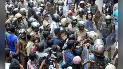 सबरीमाला विवाद : भाजपा सांसद घर पर बम फेंका, आरएसएस कार्यालय में लगायी आग