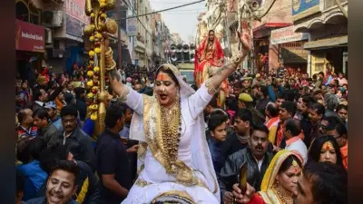 प्रयागराज में पहली बार निकली किन्नर अखाड़े की देवत्व यात्रा, दर्शन को उमड़ा जनसैलाब