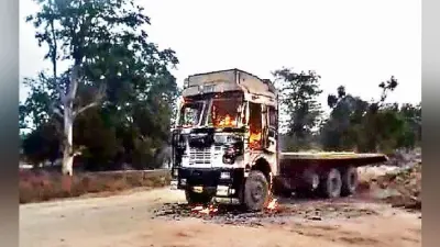 चतरा : माओवादियों ने फूंके चार वाहन
