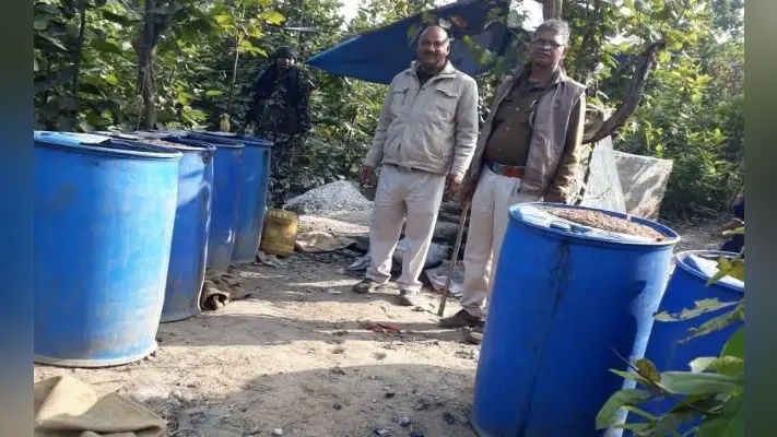 इचाक : पुलिस ने दर्जनों अवैध देशी शराब मिनी फैक्ट्री को किया ध्वस्त