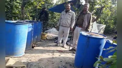 इचाक : पुलिस ने दर्जनों अवैध देशी शराब मिनी फैक्ट्री को किया ध्वस्त