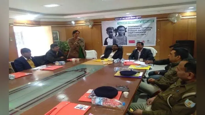 गुमला : डीसी ने कहा, दलालों पर नजर रखें, मानव तस्करी खत्म हो जायेगी