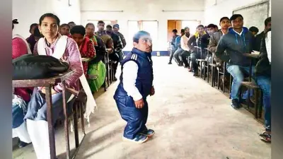 बेगूसराय : छोटे कद के बड़े कारनामे, साढ़े तीन फुट के गौतम छात्रों को करा रहे पीएचडी
