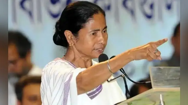 आयुष्मान भारत योजना से मोदी अपनी तस्वीर हटायें, नहीं तो राज्य सरकार नहीं देगी कोई पैसा : ममता