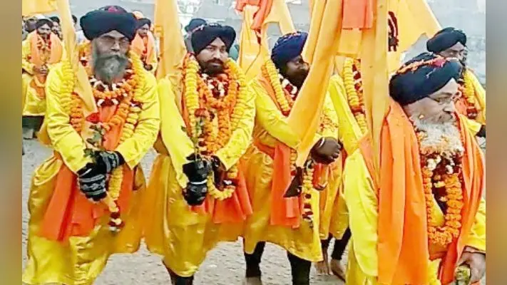 पंच प्यारे की अगुवाई में निकाली गयी प्रभात फेरी, पंजाब से आये जांबाजों ने दिखाये करतब