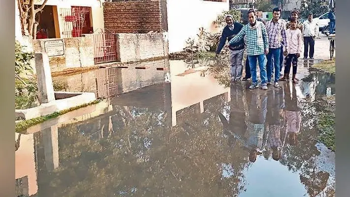 नौ दिनों से जलजमाव, सड़क पर उतरे लोग