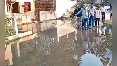 नौ दिनों से जलजमाव, सड़क पर उतरे लोग