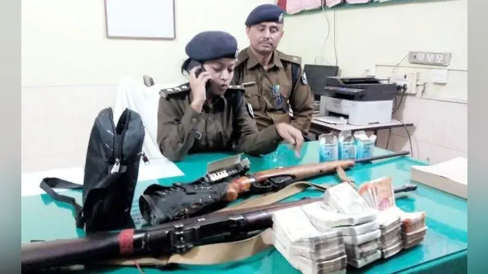विधायक अनंत सिंह के करीबी के घर छापेमारी कर पुलिस ने बरामद किये स्वचालित राइफल, कारतूस व Rs.7.49 लाख