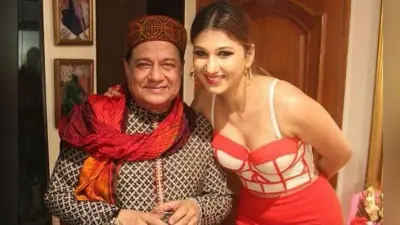 Bigg Boss 12 के बाद जसलीन ने शेयर की अनूप जलोटा संग सेल्फी, हो गयी Troll