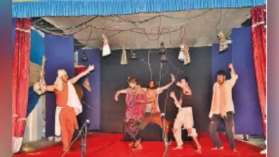 देवघर : आरएन बोस लाइब्रेरी में चरणदास चोर का नाट्य मंचन, चोरी मेरा धर्म, सच्चाई मेरी ईमान