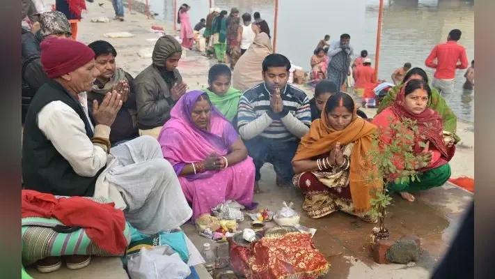 बिहार में मकर संक्रांति पर श्रद्धालुओं ने लगायी आस्था की डुबकी