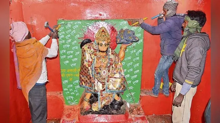 रांची : सुबह नये मंदिर का शिलान्यास किया देर रात पुराने को हटाने का काम शुरू