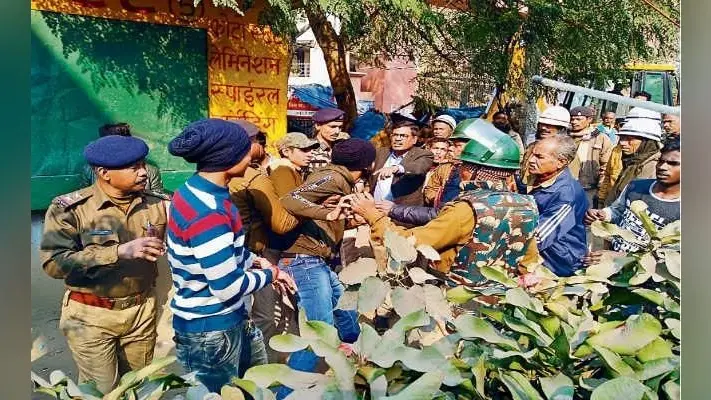 पटना : सीएलआर से धक्का-मुक्की, गाली-गलौज