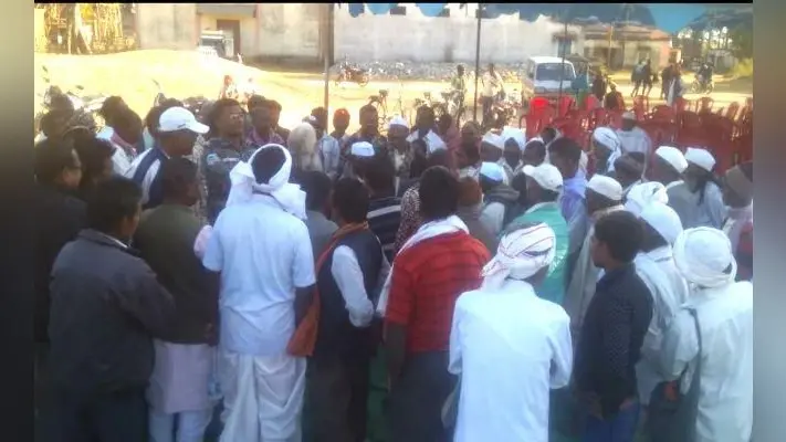 जतरा टाना भगत की धरती की पवित्र मिटटी देने से किया इंकार, विरोध के बाद बीडीओ ने मिट्टी वापस की