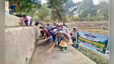 मनेर : मखदुम तालाब को साफ करने पटना, विक्रम व शिवहर से आये लोग