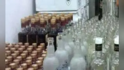 नकली शराब कारखाने का भंडाफोड़: 850 लीटर शराब जब्त, नामी कंपनियों के बोतल और रैपर मिले