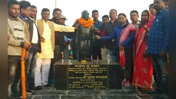 कुचाई : बारुहातु में ग्राम मुंडा महिपति सिंह मुंडा की प्रतिमा का अनावरण