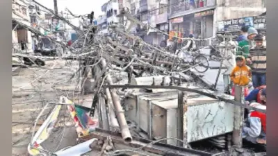 गढ़वा : ट्रक ने मारी टक्कर, ट्रांसफारमर और पोल का हुआ ऐसा हाल