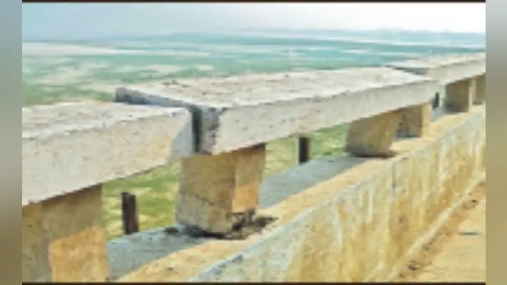 ढाई माह पहले हुई थी मरम्मत, टूटने लगी रेलिंग, सड़क हो गयी खराब