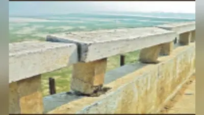 ढाई माह पहले हुई थी मरम्मत, टूटने लगी रेलिंग, सड़क हो गयी खराब