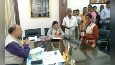 सिमडेगा : जनता दरबार में दिव्यांग बहुरण को मिला ट्राईसाईकल