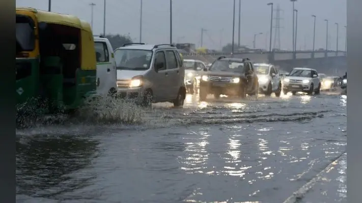 PHOTOS: दिल्ली-NCR में बारिश के साथ पड़े ओले, दिन में छाया अंधेरा, पहाड़ों पर बर्फबारी