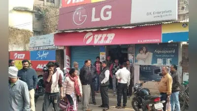 दुकान में दो दिन पहले ही लगवाया था CCTV, रात में देखा तो हो रही थी चोरी, मालिक ने घेरकर दबोचा