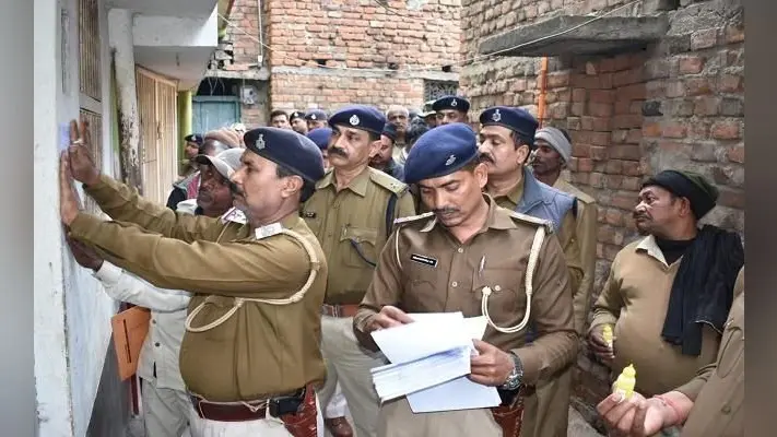 राजद नेता व मॉब लीचिंग में दो युवकों के हत्याकांड में फरार 62 अभियुक्तों के घर पर चिपकाया इश्तेहार