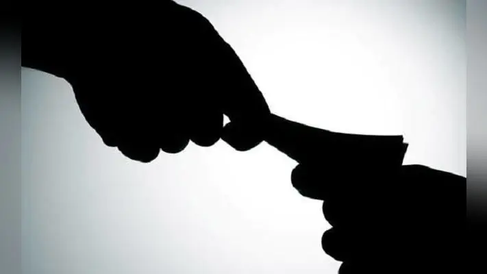 आरा में राजस्व कर्मचारी को निगरानी टीम ने रंगे हाथ किया गिरफ्तार, दाखिल-ख़ारिज के लिए ले रहा था 50 हजार घूस