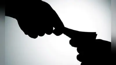 आरा में राजस्व कर्मचारी को निगरानी टीम ने रंगे हाथ किया गिरफ्तार, दाखिल-ख़ारिज के लिए ले रहा था 50 हजार घूस