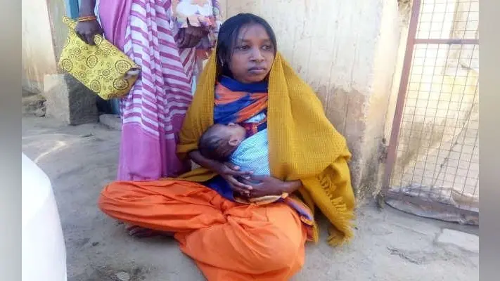 प्यार के बदले मिला धोखा, अपने बच्चे के साथ प्रेमी के घर धरने पर बैठी प्रेमिका, कहा – शादी नहीं करने पर कर दूंगी केस