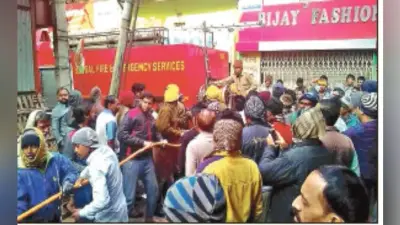 जामुड़िया : मुड़िया में सुबह दुकानों में लगी आग के बाद मची अफरा-तफरी