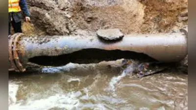 गया : मोबाइल फोन कंपनी के तार बिछाने के दौरान फटा पाइप