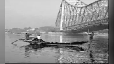 कोलकाता : बीच गंगा में फंसा वेसेल