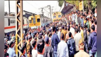 कोलकाता : प्लेटफॉर्म के बजाय बीच लाइन पर आयी ट्रेन, हड़कंप, जल्दबाजी में यात्री लाइन पर ही लगे कूदने