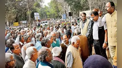 रांची : एरियर की मांग को ले एचइसी मुख्यालय घेरा