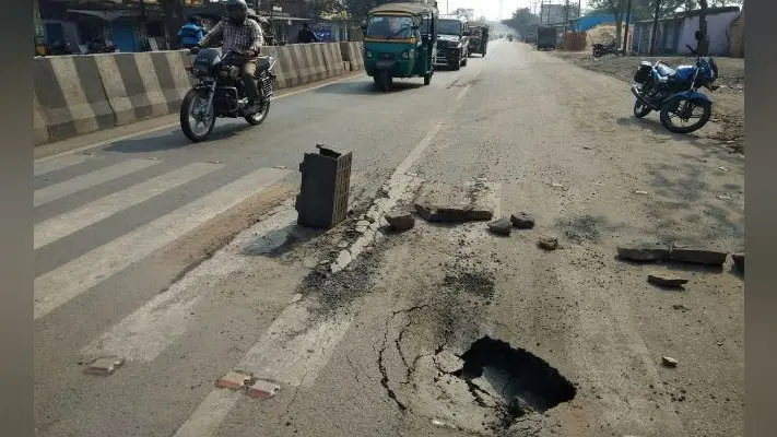 झरिया-धनबाद मुख्य सड़क पर बना गोफ, लोगों में दहशत का माहौल