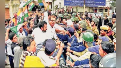 आसनसोल : डीएम कार्यालय के समक्ष धक्का-मुक्की