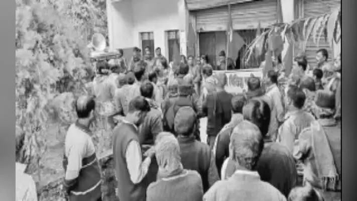 दुर्गापुर : माकपा ने कमीशन खोरी का आरोप लगाकर किया घेराव