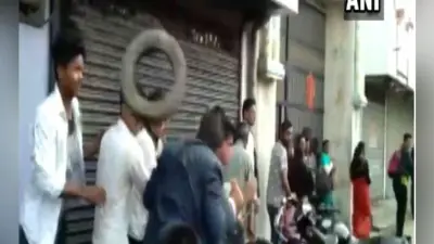 भाजपा जिला अध्यक्ष को भीड़ ने दौड़ा दौड़ाकर पीटा, देखें VIDEO