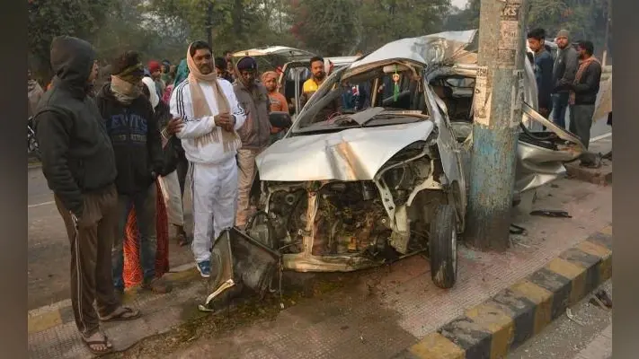 बोकारो: कार के ड्राइवर ने पोल में मारी जोरदार टक्कर, ट्यूशन पढने जा रहे दो छात्र की मौत, दो घायल
