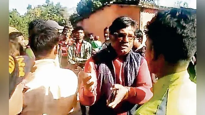 रांची : चान्हो के सिटी गांव में ग्रामीणों ने डीएफओ, रेंजर और फॉरेस्टर को आधे घंटे तक बनाये रखा बंधक