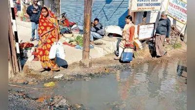 धनबाद : न है नाला, न नियमित होती है सफाई, सड़क पर बहता है गंदा पानी, जगह-जगह बने गड्ढों में जलजमाव
