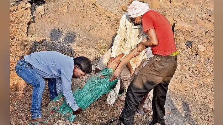 कतरास : मलबा में दबने से दो महिलाओं की मौत, ढुल्लू महतो ने कहा, हादसा के लिए बीसीसीएल दोषी