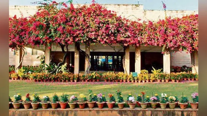 रांची : रांची जिमखाना क्लब में लोगों के लिए थिएटर के साथ स्पोर्ट्स बार की सुविधा भी उपलब्ध