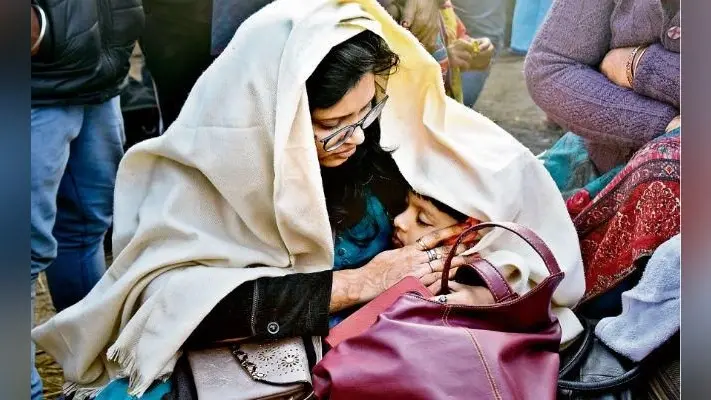 सीमाचंल एक्सप्रेस दुर्घटनाग्रस्त : ….जब बेटे को सलामत देख मां भूल गयी अपना दर्द